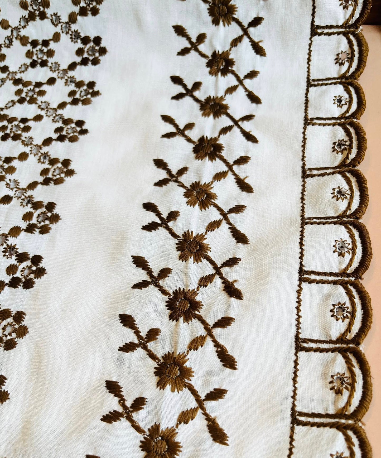 1970s Floral Embroidered Scalloped Table Runner